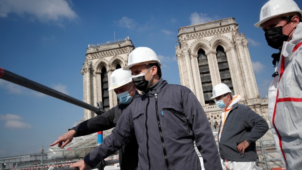 WEB2-EMMANUEL MACRON-NOTRE DAME-AFP-000_982892.jpg
