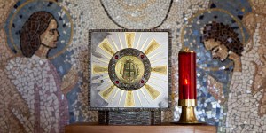 Les objets liturgiques : le tabernacle, le lieu où Jésus reste au milieu de nous
