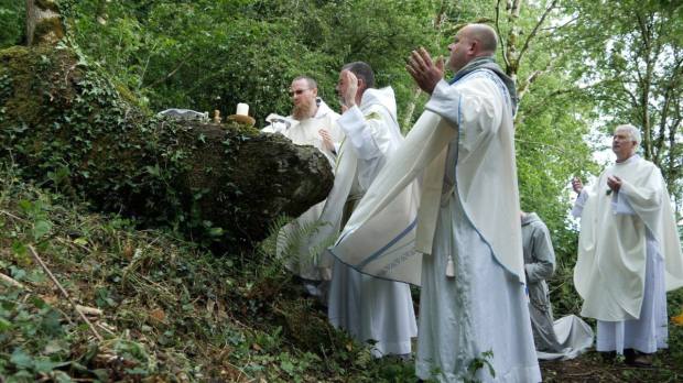 IRELAND MASS ROCKS