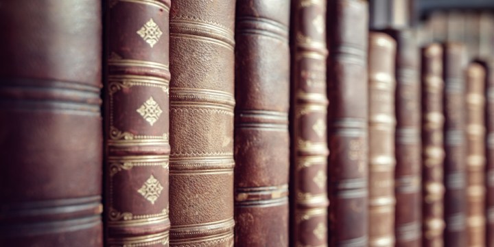 RELIURES-BOOKS-shutterstock_716809633.jpg