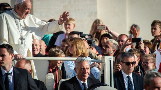 WEB2-AMPAJ3021-Renzo-Cece-the-popes-driver-Antoine-Mekary-ALETEIA-AM_1223.jpg