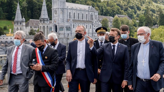 Emmanuel Macron accueilli à Lourdes
