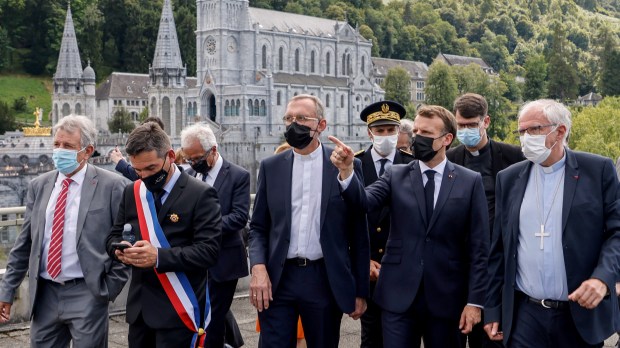 Emmanuel Macron accueilli à Lourdes