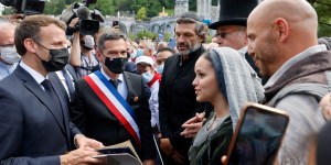 Les comédiens de « Bernadette de Lourdes » chantent devant Emmanuel Macron