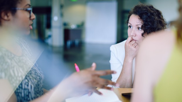 collègue au bureau travail