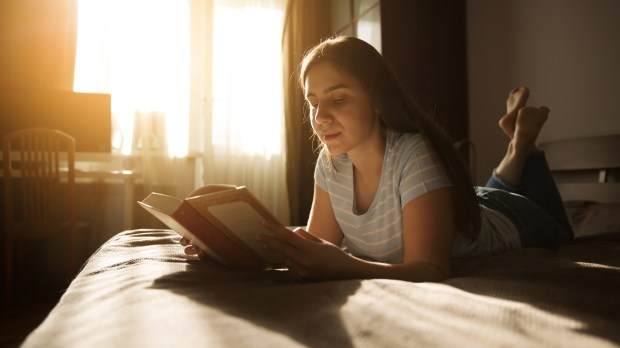 femme lisant un livre