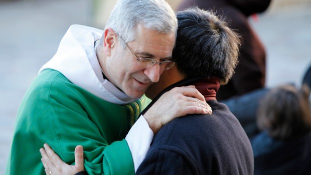 PRÊTRE SORTIE DE MESSE