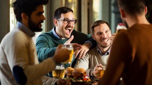 AMIS DANS UN BAR