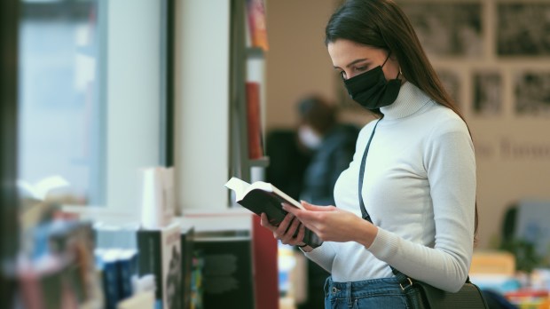 FEMME DANS UNE LIBRAIRIE