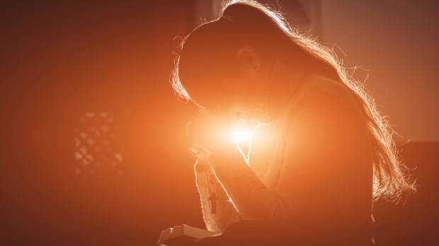 femme priant dans une église