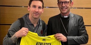 Messi a enfin le maillot du Pape !