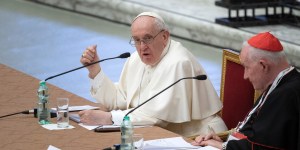 « Le célibat est un don que l&rsquo;Église latine conserve », assure le pape François