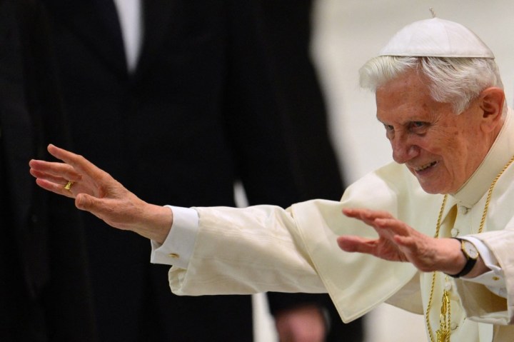 Les gestes silencieux de Benoît XVI