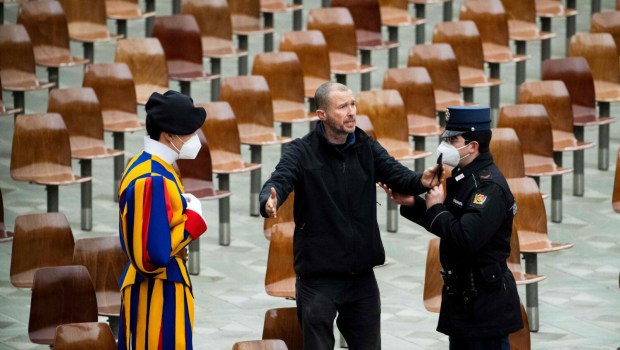 MĘŻCZYZNA PRZERWAŁ AUDIENCJĘ GENERALNĄ