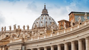 WEB2-BASILICA-ST-PETERS-VATICAN-STATUE-shutterstock_352086830.jpg