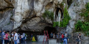 Covid-19 : la grotte de Lourdes rouvre enfin aux pèlerins