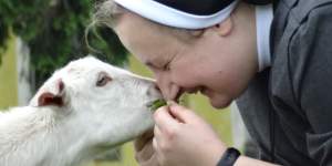 Elle prie saint Joseph pour trouver un mari, elle entre finalement au couvent