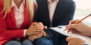 Faut-il absolument consulter un « psy catho » pour son couple ?