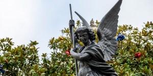 Aux Sables d’Olonne, les habitants veulent garder la statue de saint Michel