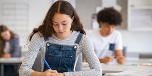 « Excellence, égalité, bien-être » : le triptyque bancal de l’Éducation nationale