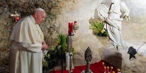 L’émouvante prière du pape François depuis la Grotte de saint Paul