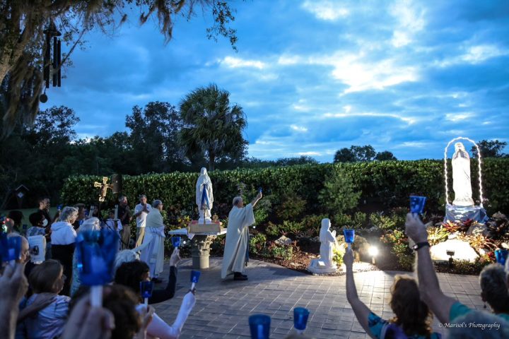 Procession-mariale-autour-des-reliques-de-sainte-Bernadette-aux-Etats-Unis.jpg