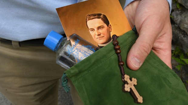 American Pilgrims Assemble Prayer Kits for Ukrainian Soldiers