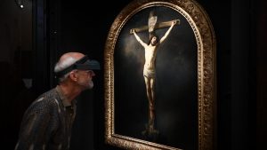 Christ-en-Croix-Rembrandt-Philippe-LOPEZ-AFP-e1668763737963.jpg