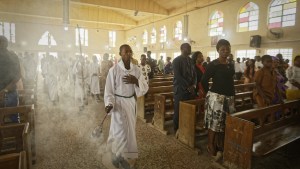 Msza w katolickim kościele św. Karola w Kano w Nigerii