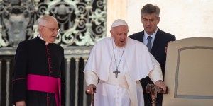 Écarter les anciens est une « trahison de leur humanité », insiste François