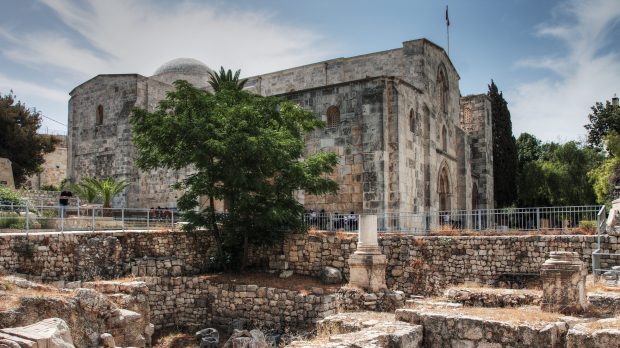 SAINTE-ANNE-CHURCH-JERUSALEM-shutterstock_54924235-e1657713151408.jpg