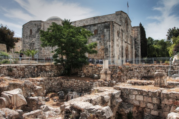 SAINTE-ANNE-CHURCH-JERUSALEM-shutterstock_54924235-e1657713151408.jpg