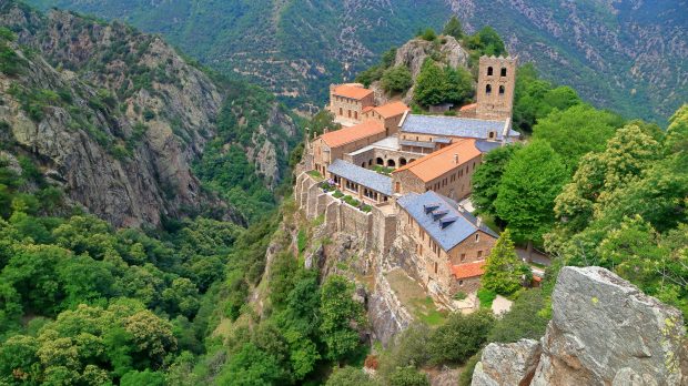 ABBAYE-SAINT-MARTIN-CANIGOU-shutterstock_361773962-e1658330456676.jpg