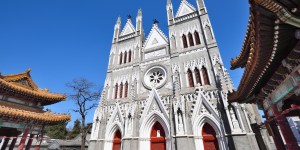 Fermée durant six mois, la cathédrale de Pékin rouvre en célébrant 101 baptêmes !