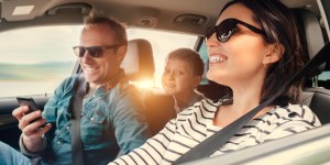 Huit podcasts qui sauveront vos trajets avec des enfants cet été !