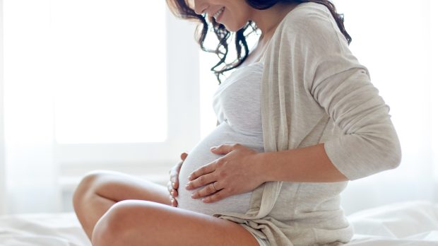 PREGNANT-GROSSESSE-SMILE-shutterstock_493063273-e1661510431958.jpg