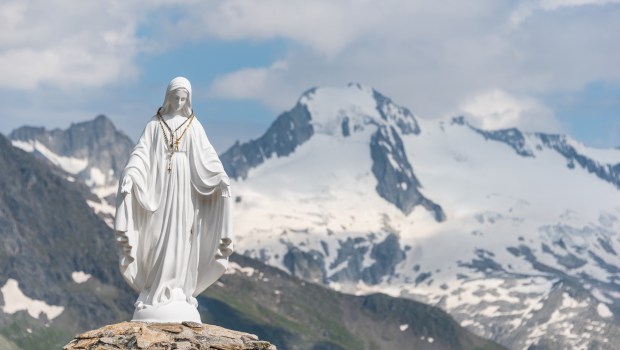 STATUE-MARIE-MONTAGNE-SHUTTERSTOCK