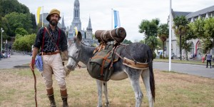 Il fait un pèlerinage à Lourdes&#8230; comme au XIXe siècle
