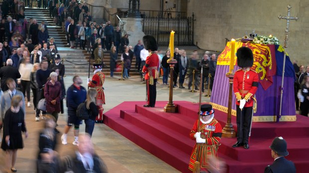 ELIZABETH-II-COFFIN-AFP-000_32JH9NY.jpg