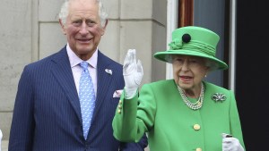 królowa Elżbieta II i książę Karol podczas parady z okazji Platynowego Jubileuszu