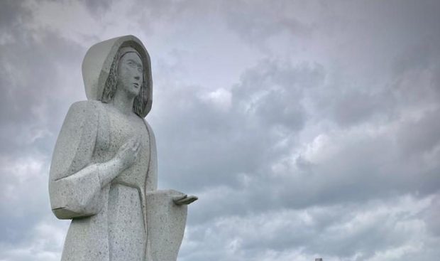 Statue Vierge Marie à la Vallée des Saints