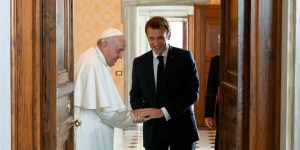 Emmanuel Macron et le pape François se sont rencontrés près d&rsquo;une heure
