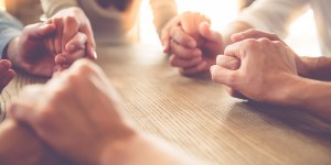 La prière d’intercession, une prière pour aimer son prochain 