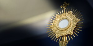Ce verset redoutablement puissant à prier devant l’eucharistie