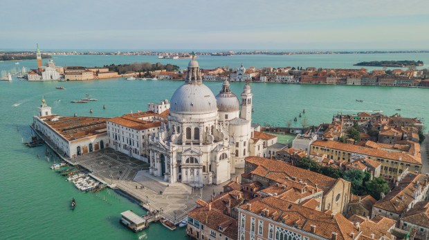 BASILIQUE-VENISE-shutterstock_1055755679.jpg