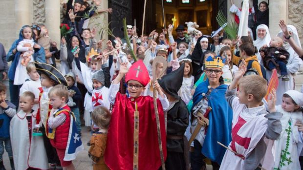 MARCHE-DES-SAINTS-PAROISSE-DE-DRAGUIGNAN-FACEBOOK.jpg