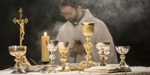 Qu’est-ce que le prêtre dit à la messe et que vous n’entendez pas ?