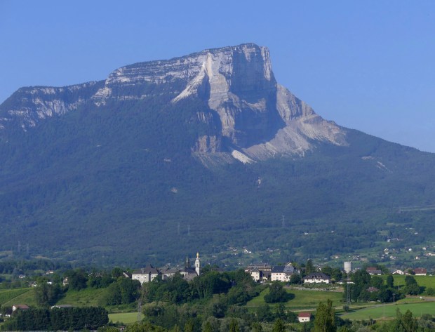 Village_de_Myans_au_pied_du_Granier_au_matin_juin_2020