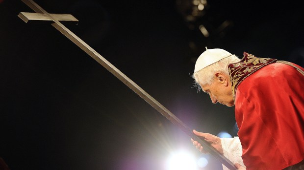 Pope-Benedict-XVI-holds-the-Cross-during-the-Via-Crucis-AFP