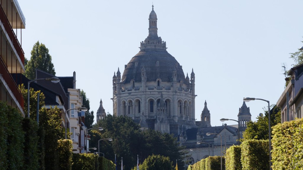 La célèbre basilique Saint-Therèse de Lisieux en Normandie.